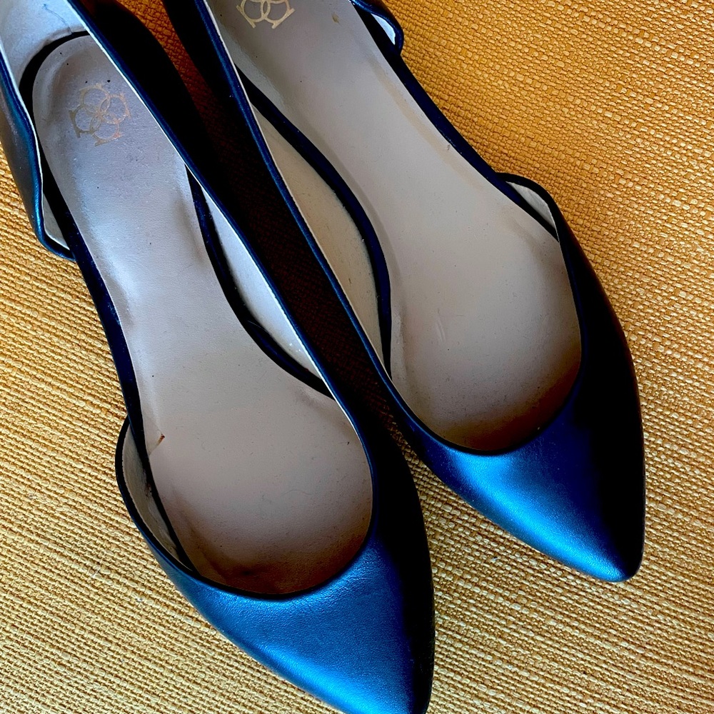 Like new! Ann Taylor black low heel shoe.